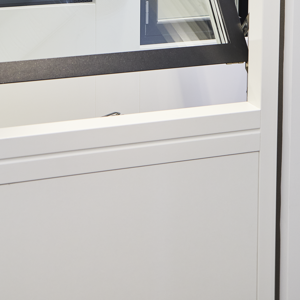 Bagplade til fylding - malet i samme farve som karmen